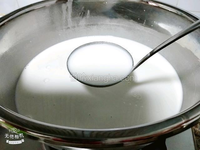 把面糊水搅拌均匀，取一汤勺（每次取面糊前一定要搅拌均匀）