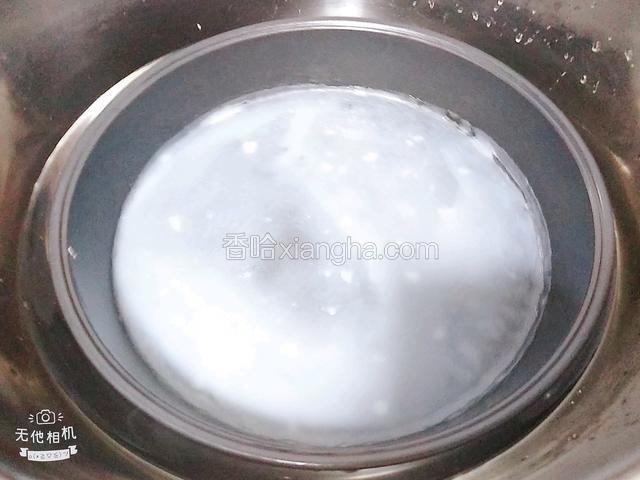用夹子把披萨盘夹入冷水盆中（放在水面）面皮凉了就变成了乳白色