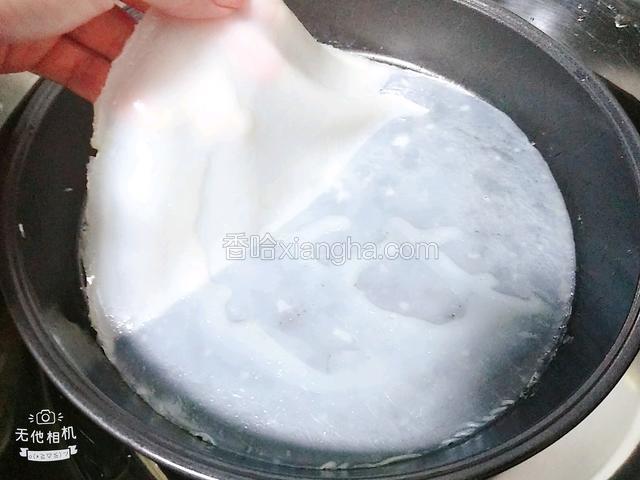 沿着披萨盘边缘，把面皮轻轻撕下来。