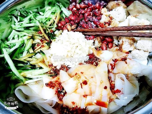 把所有的食材放入一个干净的盆中：面皮，面筋，花生米，黄瓜，辣椒油，大蒜水，大蒜末，两勺生抽，两勺陈醋，一勺麻油，少量盐，少量白糖，翻拌均匀即可。（根据自己的口味添加调味料）（辣椒油是自己熬制的，香哈有辣椒油的制作方法，也可以自己用别的代替）