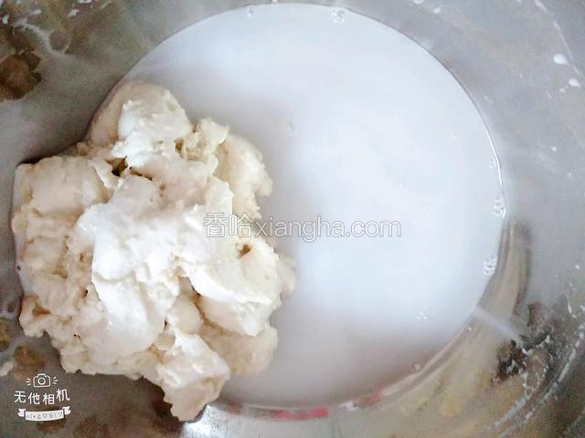 反复加少量水揉洗面团，洗出来浓稠的面浆水依然是和6步骤图一样，倒出来备用