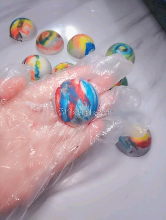 软模具取出时，一定要小心，因为会容易碎。硬膜具可以直接敲出。