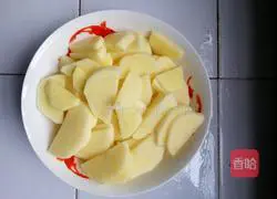 Illustration of how to cook chicken legs with potatoes 1