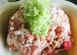 炸猪肉丸子的做法图解2