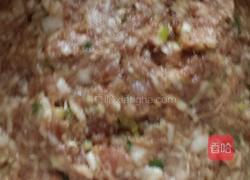 炸猪肉丸子的做法图解3