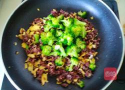 西蓝花炒黑米饭的做法图解13