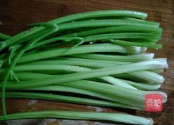 茄子芹菜的做法图解2
