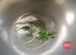 西蓝花炒脆肠的做法图解4