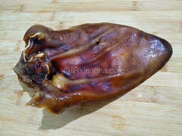 准备猪耳朵一个，提前煮过一个小时。