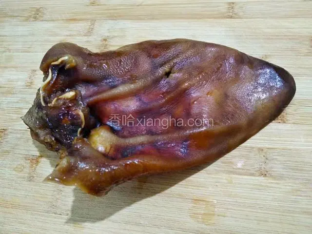 准备猪耳朵一个，提前煮过一个小时。