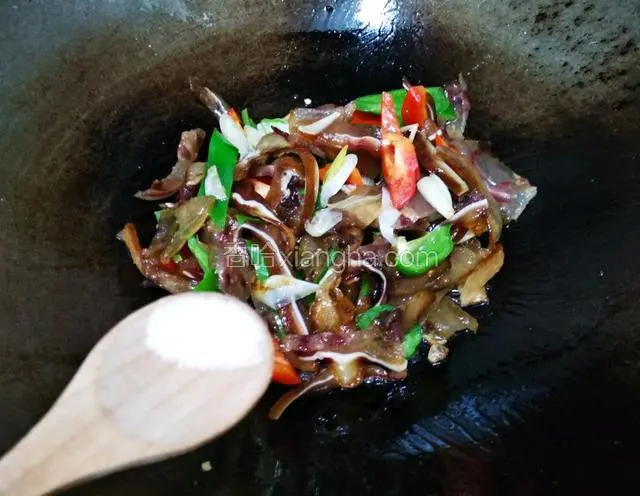 放一丢丢盐翻炒均匀