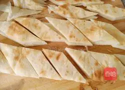 Illustration of how to make fish head cakes 4