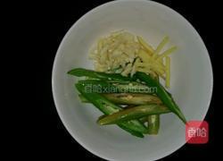 洋葱炒肉的做法图解2