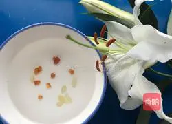 Recipe for Tremella Fungus, Red Dates and Peach Gum Soup 2