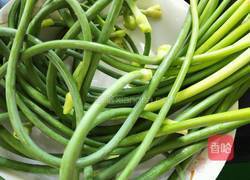 蒜薹炒鸡丁的做法图解1