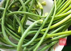 Illustration of how to make stir-fried diced chicken with garlic sprouts 1