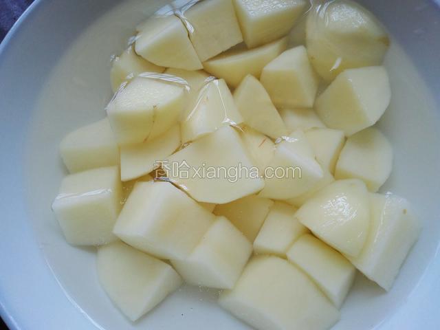 土豆切块泡在水里