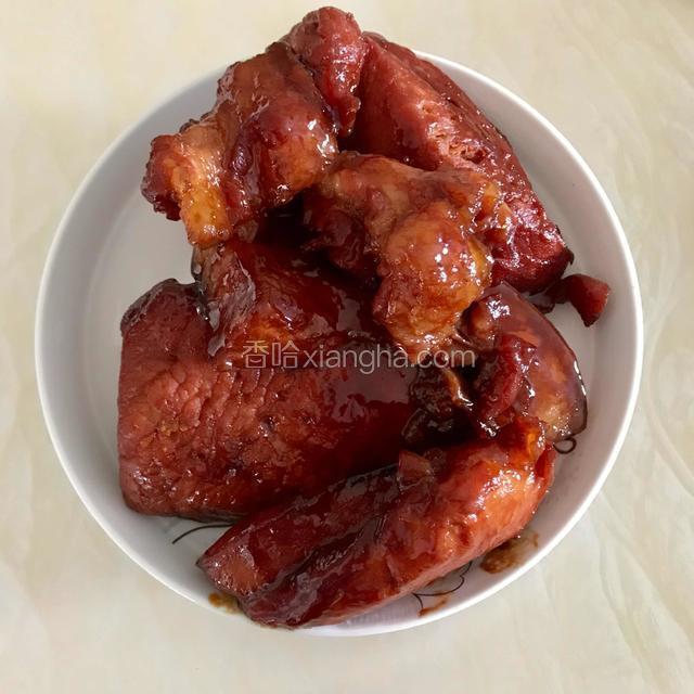 电饭煲煮熟保温后夹出肉，晾凉。