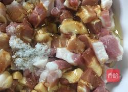咸蛋五香猪肉粽的做法图解1