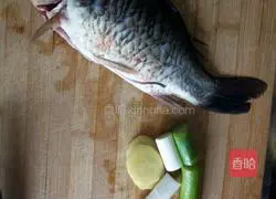 Illustration of how to make crucian carp soup 1