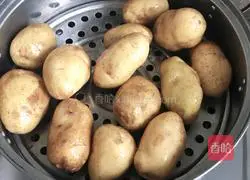 Illustration of making beef mashed potatoes 2