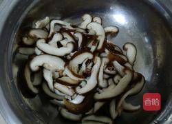 香菇鸡肉粥的做法图解1
