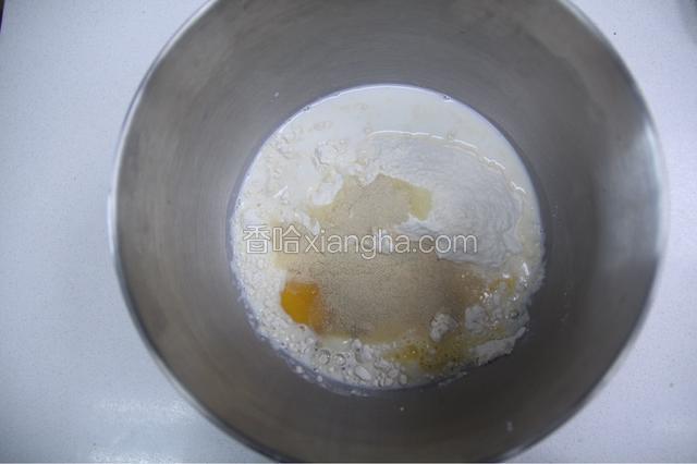 准备食材，把除黄油外的材料放入面包机里揉至扩展状态