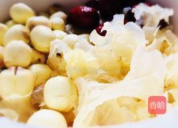 莲子雪耳筒骨汤（清润补钙）的做法图解1