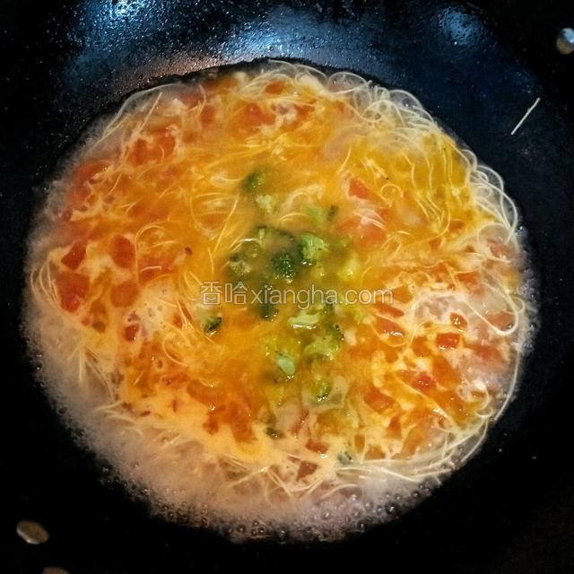 水沸腾后加入面条，面条差不多熟了加入西兰花 ，加入适量的盐就可以起锅了