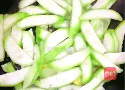 Illustration of how to cook razor clams with loofah 4