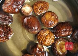 香菇花生炖猪蹄的做法图解3