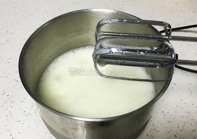 鸡蛋先分离出蛋白和蛋黄，蛋白中加入柠檬汁，用打蛋器高速搅打30圈，蛋白开始变白，出现大量粗泡。