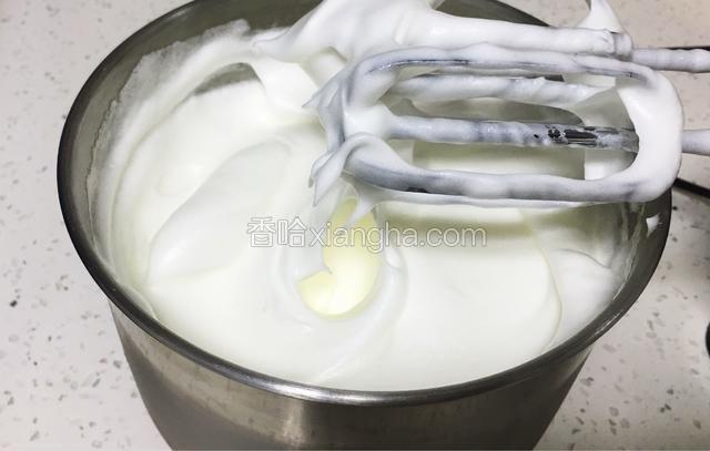 再加入30克的细砂糖，继续搅打50圈，蛋白变得细腻光滑，出现小的尖峰。