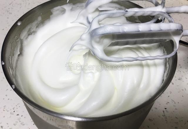 加入最后的15克细砂糖打至硬性发泡，也是50圈，直立的小尖峰硬挺。