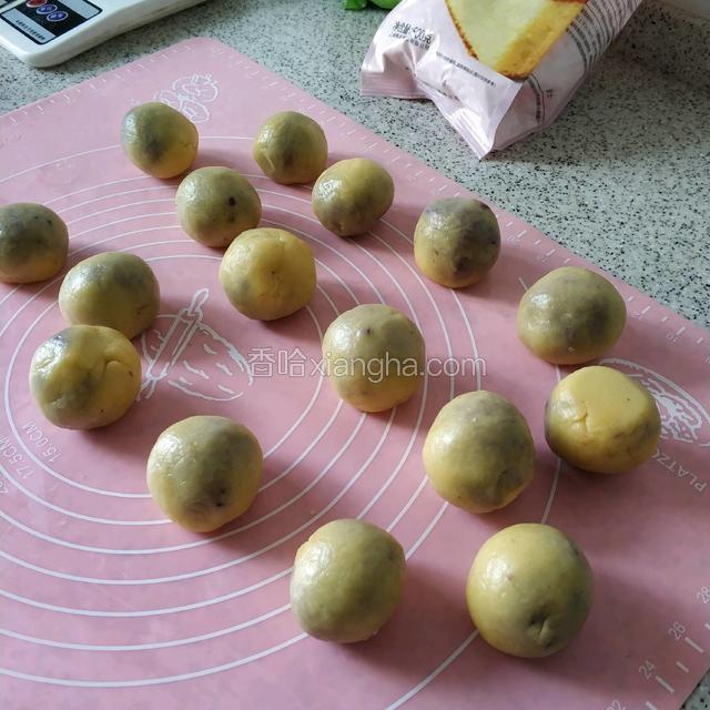 依次这样做，每个都包成小面团