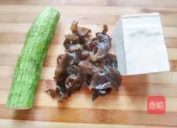 Illustration of how to make loofah, bean and fungus soup 1