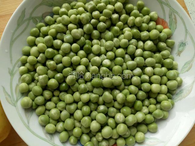 准备好适量豌豆（把豌豆扒好），洗净