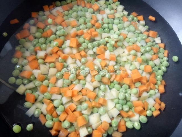 起锅热水，水开后把豌豆，土豆丁，胡萝卜丁下锅焯水煮熟