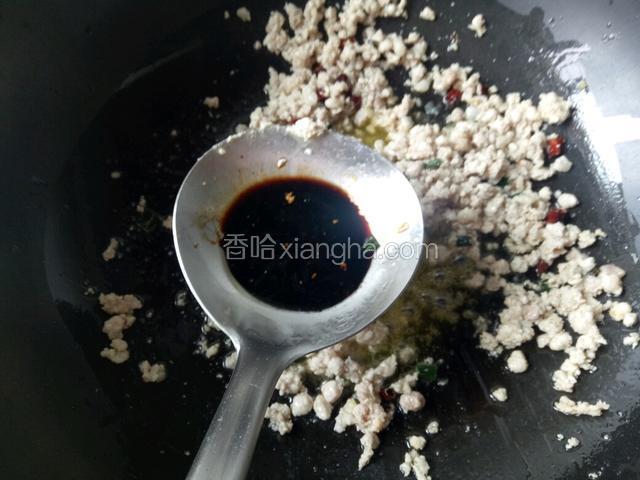  放入适量的海鲜酱油