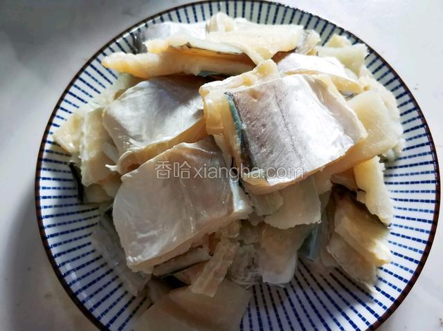 鳗鱼干提前用水寖泡一小时以上，中途换几次水减轻鳗鱼干的咸味，泡好切块。