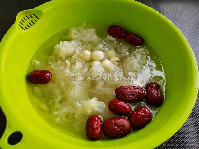 各种食材放冰箱提前泡发一晚。