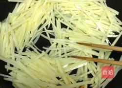 鸭蛋黄土豆丝的做法图解2
