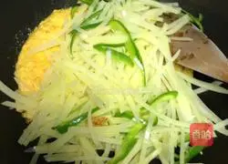 Illustration of how to make duck egg yolk and potato shreds 7