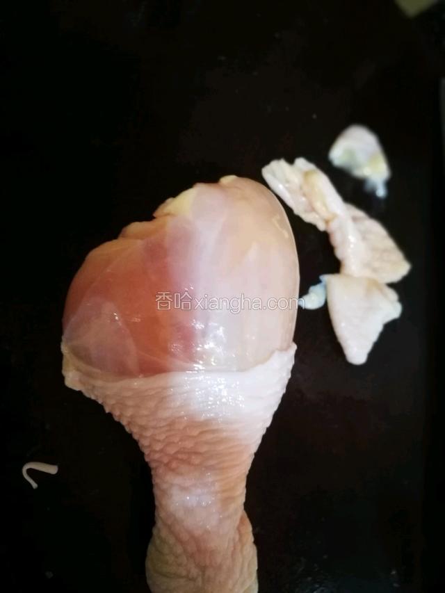 将鸡腿上面的皮和肥油切走不要。