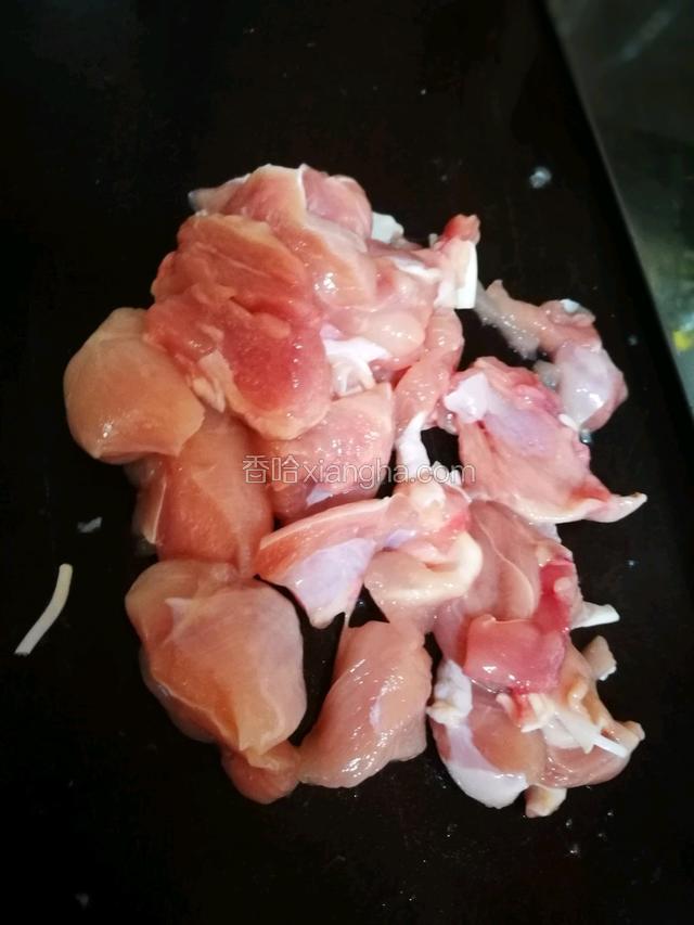 将鸡肉切成小块。