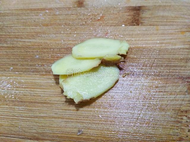 生姜洗净，一半切片。