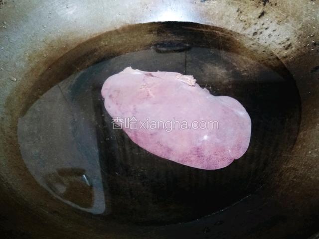 锅里倒适量的清水，放入猪肝。