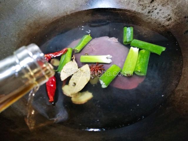 倒入少许料酒