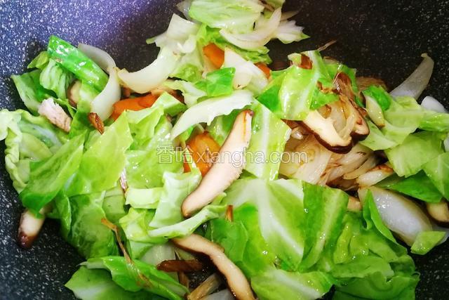 略微煸出香菇的味道，加入卷心菜。