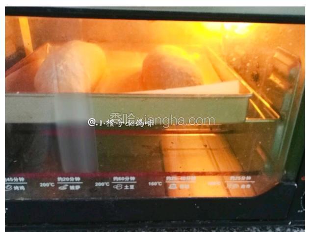 放入预热好的烤箱中层180度烤30分钟左右